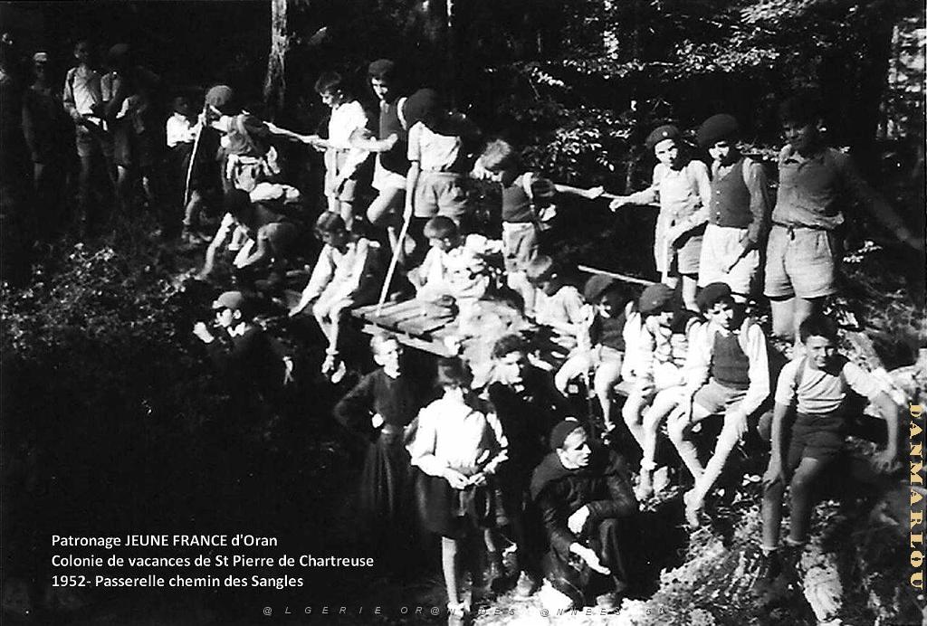 COLO JEUNE FRANCE 1952 passerelle sur le chemin des Sangles.jpg